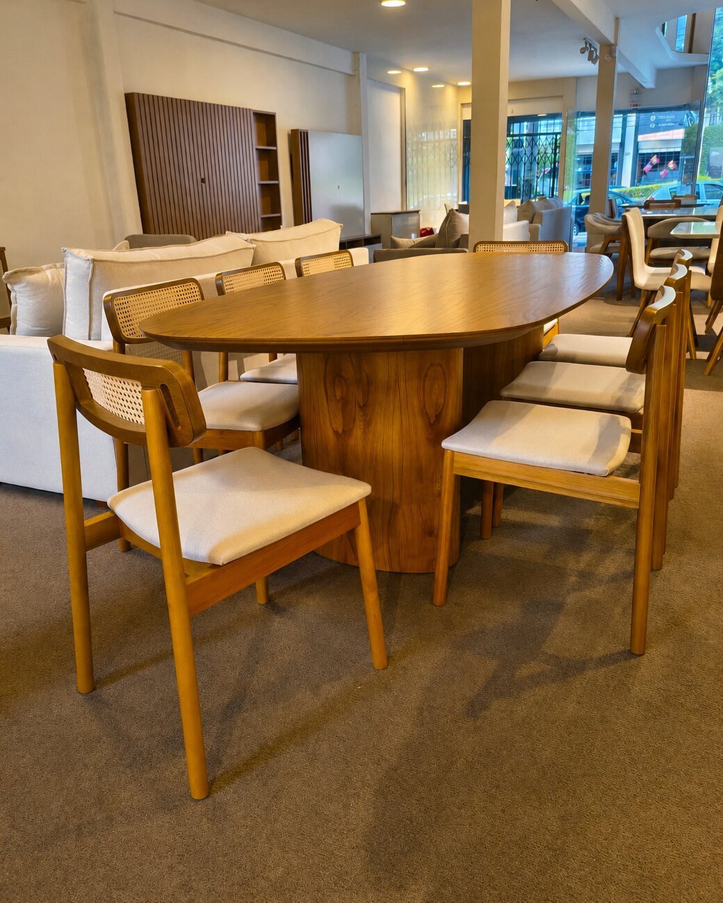 Mesa de jantar de madeira